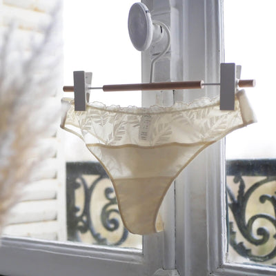 Découvrez notre tanga en tulle craie et sa doublure coton pour un confort absolu. Fabriquée en France Meïla